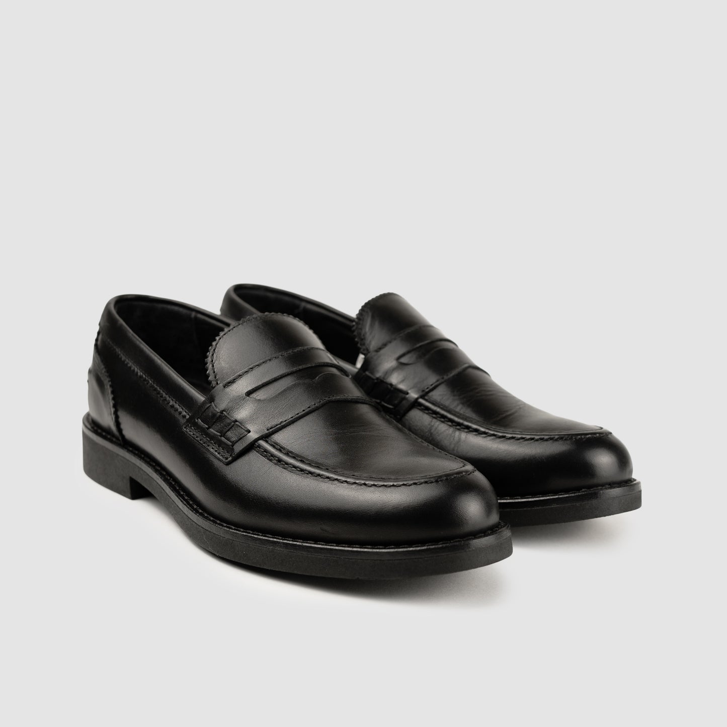 Black calfskin moccasin with rubber sole