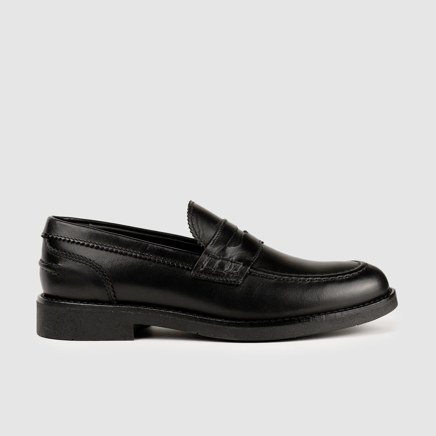 Black calfskin moccasin with rubber sole