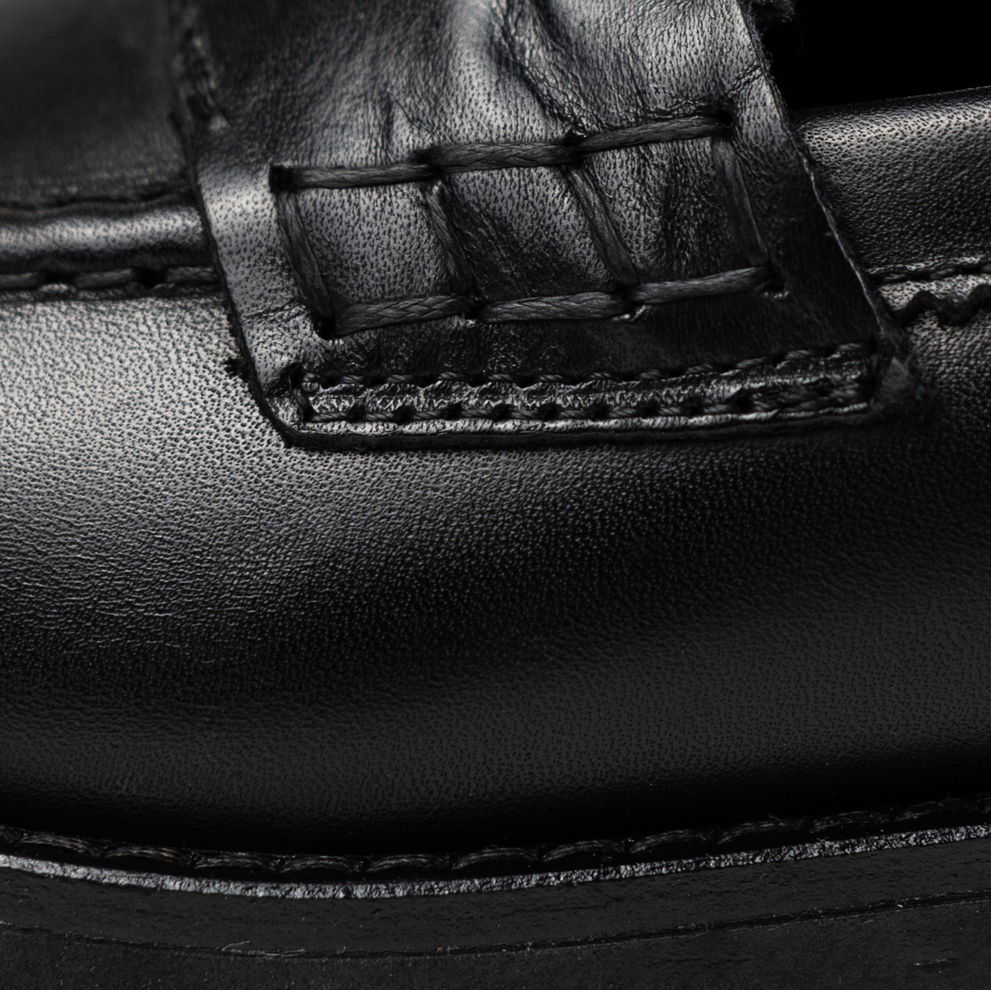 Black calfskin moccasin with rubber sole